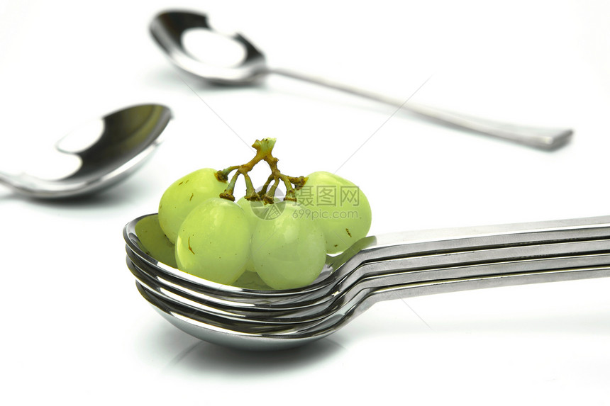 颗粒的勺子用具甜点餐具服务桌子厨房环境水果白色图片