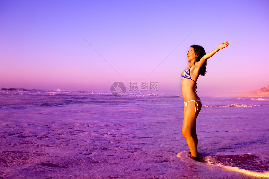 女人在沙滩上海滩假期太阳活力成人旅行日落海洋身体橙子图片