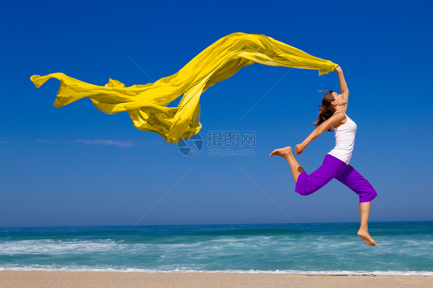 跳跃女性丝绸织物女孩乐趣海滩组织喜悦假期运动图片