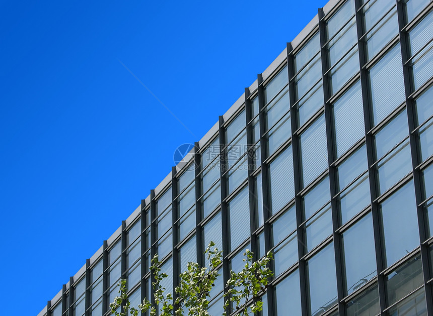 办公室建筑和蓝天天空城市玻璃窗户对角线叶子蓝色商业建筑学金属图片