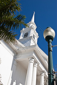 教堂监听器路灯尖顶天空蓝色棕榈宗教白色高清图片