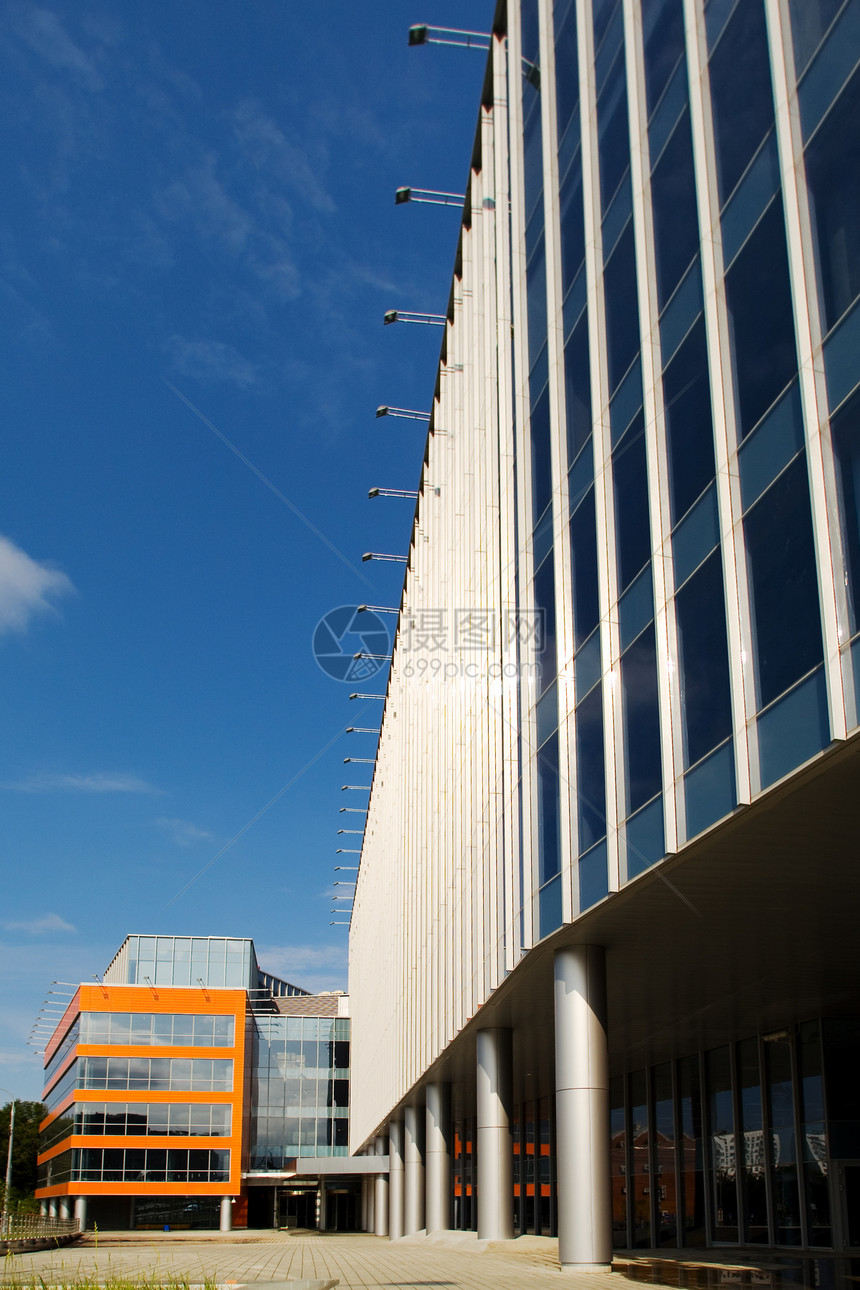 现代建筑阳光镜子摩天大楼蓝色玻璃建筑学办公室商业窗户天空图片