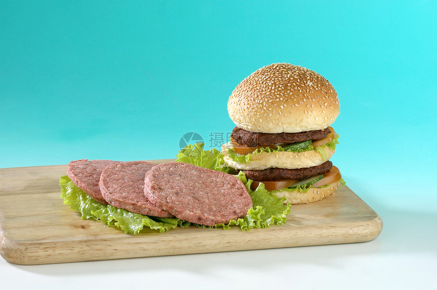 汉堡包饮食牛肉肉饼红肉屠夫块羊肉黄瓜沙拉屠夫板食物图片