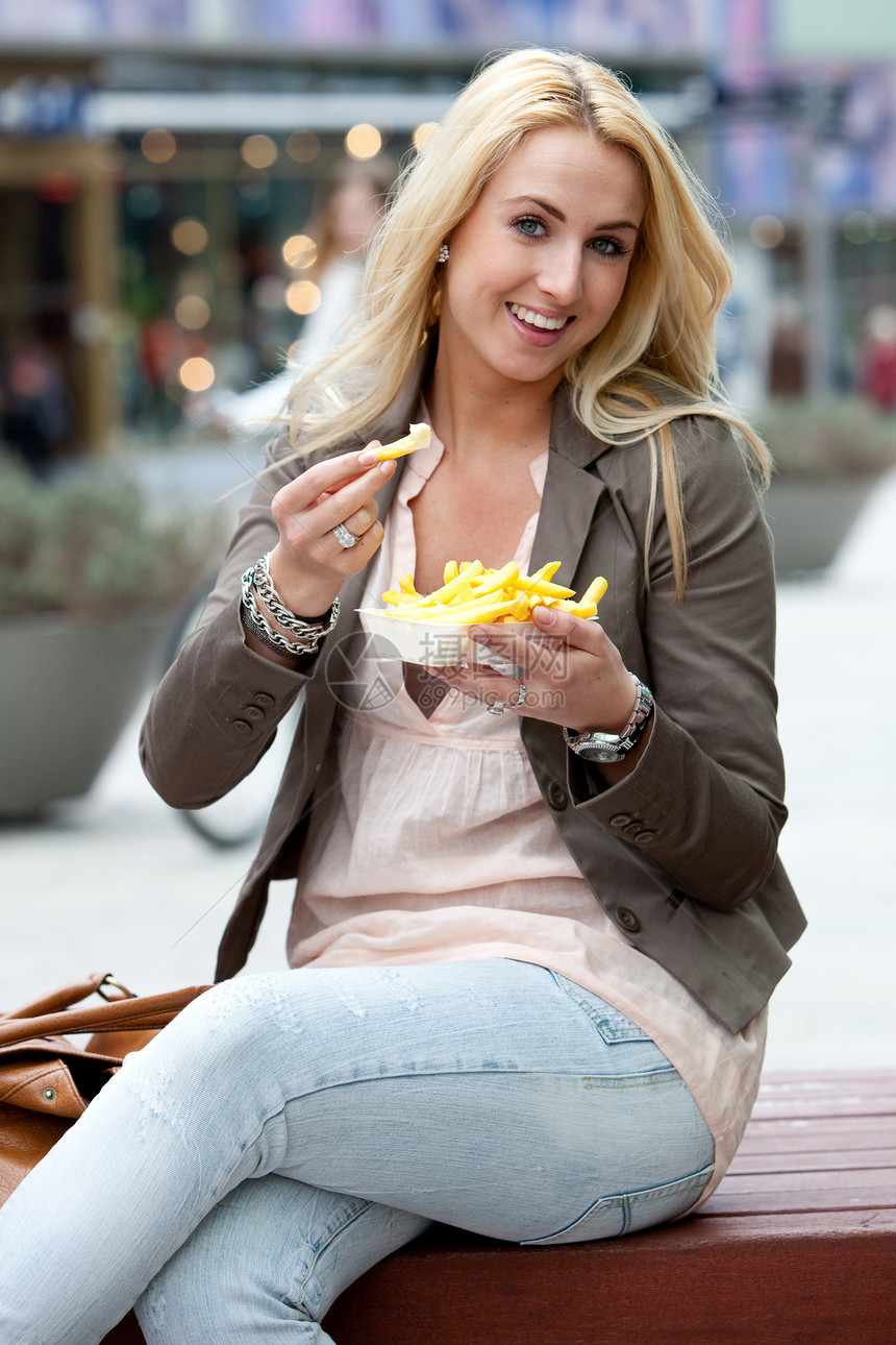吃薯条女性女性化小吃购物城市重量体重健康饮食食物长发图片