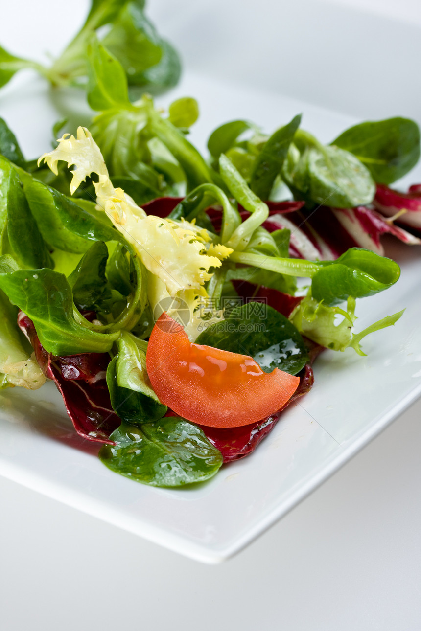白色盘子上混合沙拉的细节红色低脂肪绿色正方形叶子蔬菜香料食物花园小吃图片