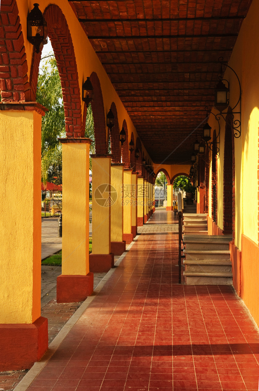 墨西哥瓜达拉哈拉Tlaquepaque区人行道晴天餐厅石头历史性行人段落购物拱门旅行建筑学图片