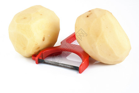 马铃薯削皮器土豆加两块土豆的马铃薯剥皮机背景