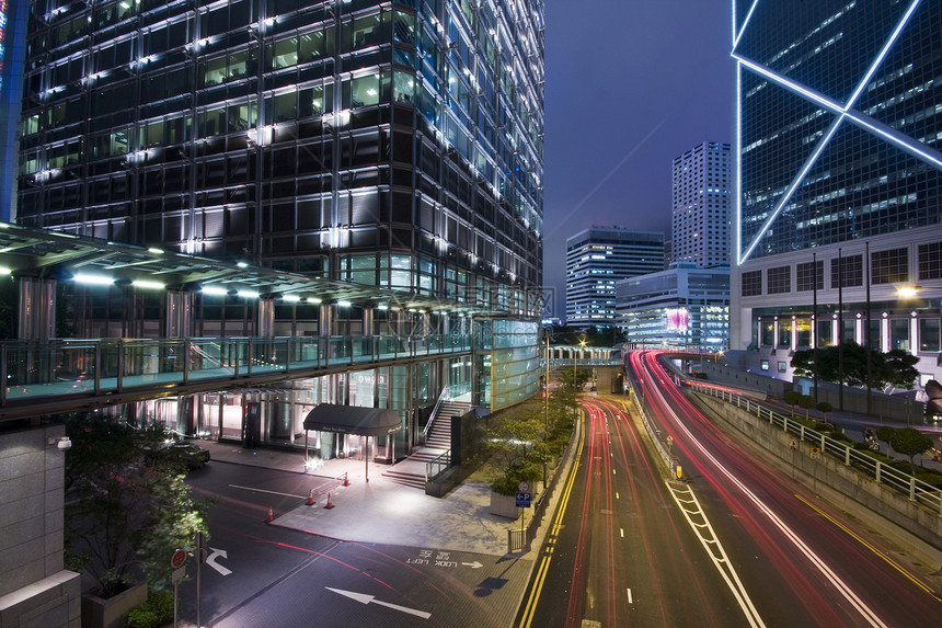 交通夜间蓝色驾驶场景景观旅行摩天大楼建筑速度车道商业图片