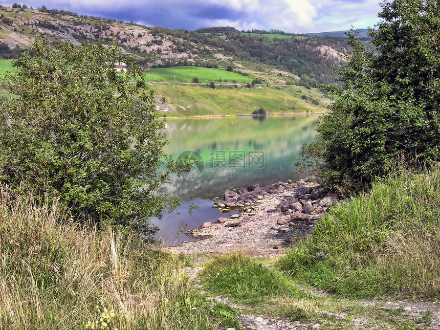 挪威的国别一挪威红色峡湾旅行农村绿色房子图片