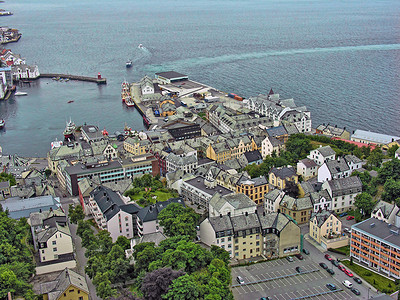 挪威 阿勒森德港口峡湾天空城市房子多云海岸线海岸高清图片
