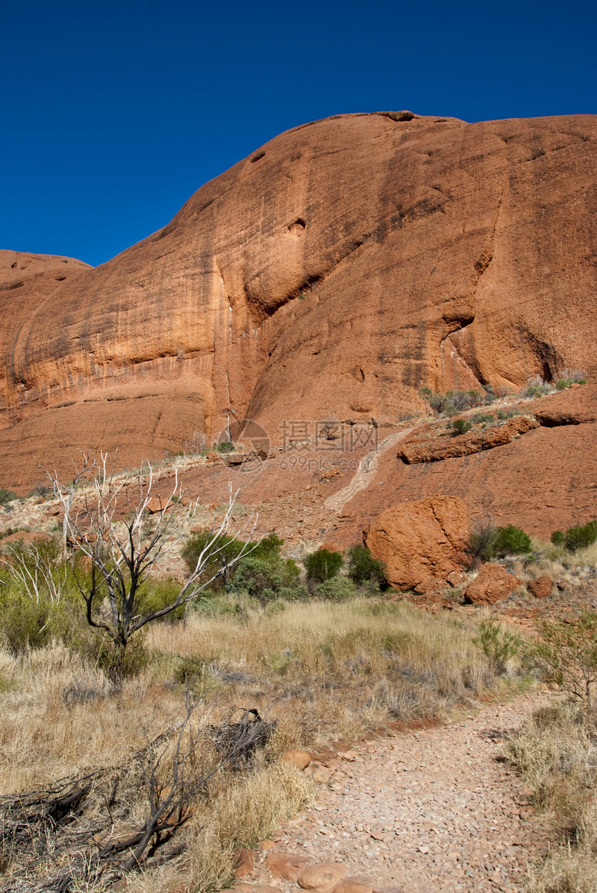 澳大利亚排外红色远景孤独风景蓝色岩石全景天空沙漠爬坡图片