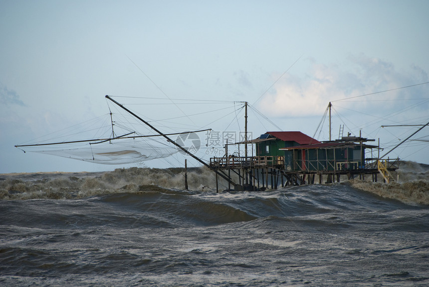 意大利比萨的暴风雨详情地平线飞溅海浪海滩海岸线天气旅游海景危险目的地图片