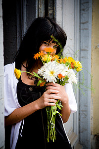 有花束的女孩快乐女士城市深色黑发展示花朵微笑背景图片