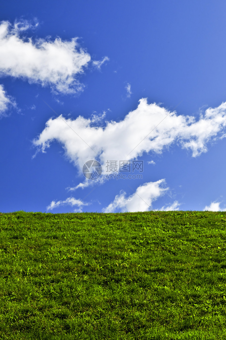 蓝天空和绿地草地多云绿色爬坡场地蓝色白色图片