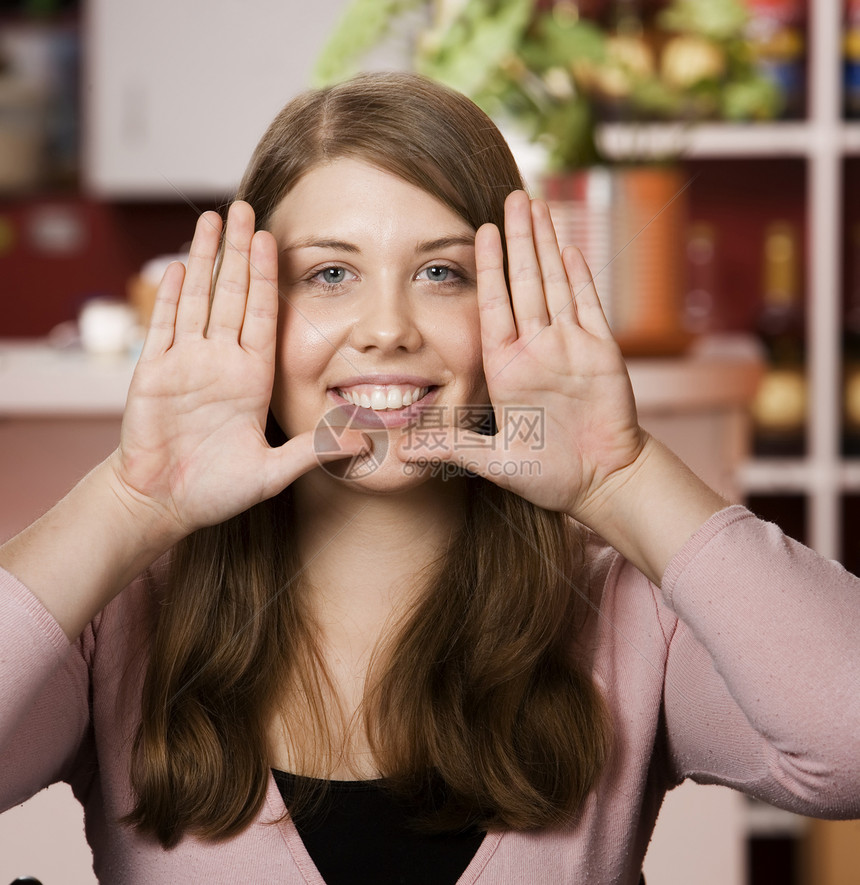 美貌女性的面容女孩手指金发女郎棕榈毛衣框架微笑图片