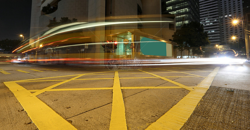 夜间快速乘坐公共汽车建筑天空地标速度运动驾驶交通街道摩天大楼运输图片