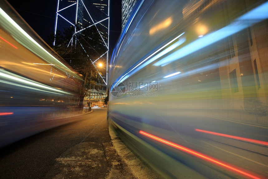 巴士超速通过夜街 中国香港图片