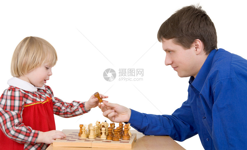 男人给孩子做象棋人图片