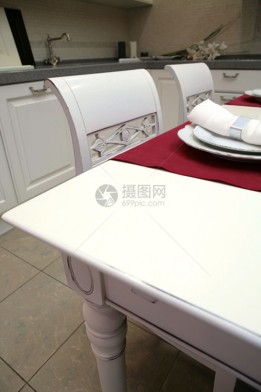 白色厨房椅子陶瓷菜肴花朵玻璃壁橱酒吧餐巾制品盘子图片