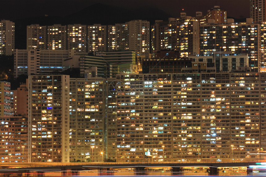 夜里香港市风景住宅高楼民众单轨住房蓝色财产城市天空绿色图片