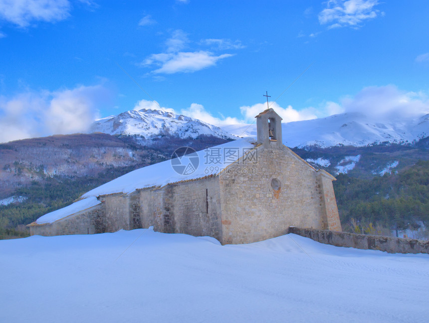 在雪地风景中的普罗旺斯教堂宗教教会白色图片