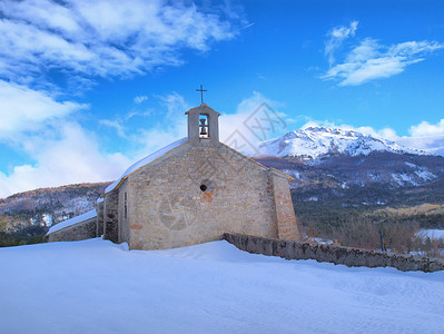 在雪地风景中的普罗旺斯教堂教会白色宗教背景图片
