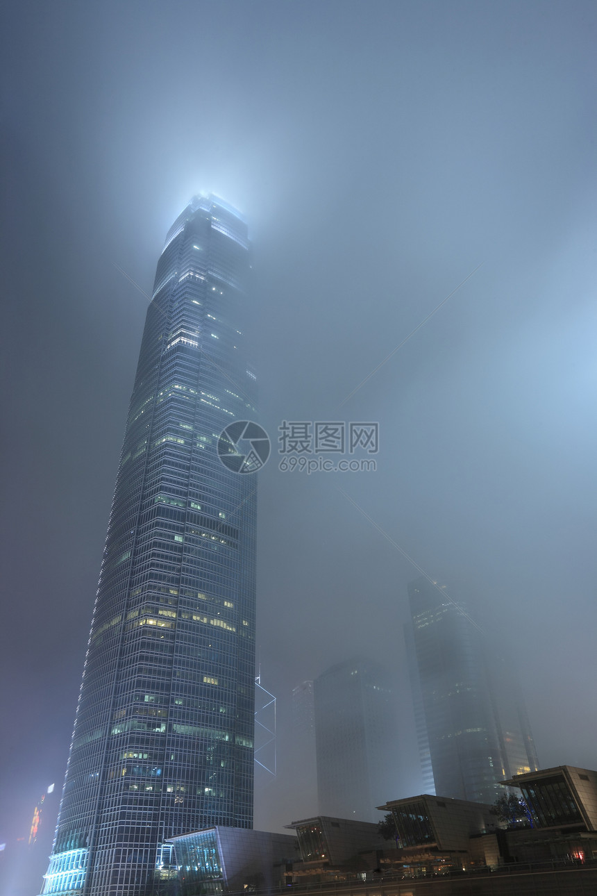 香港喷雾中的摩天大楼场景天空旅行景观房子蓝色公园地标薄雾全景图片