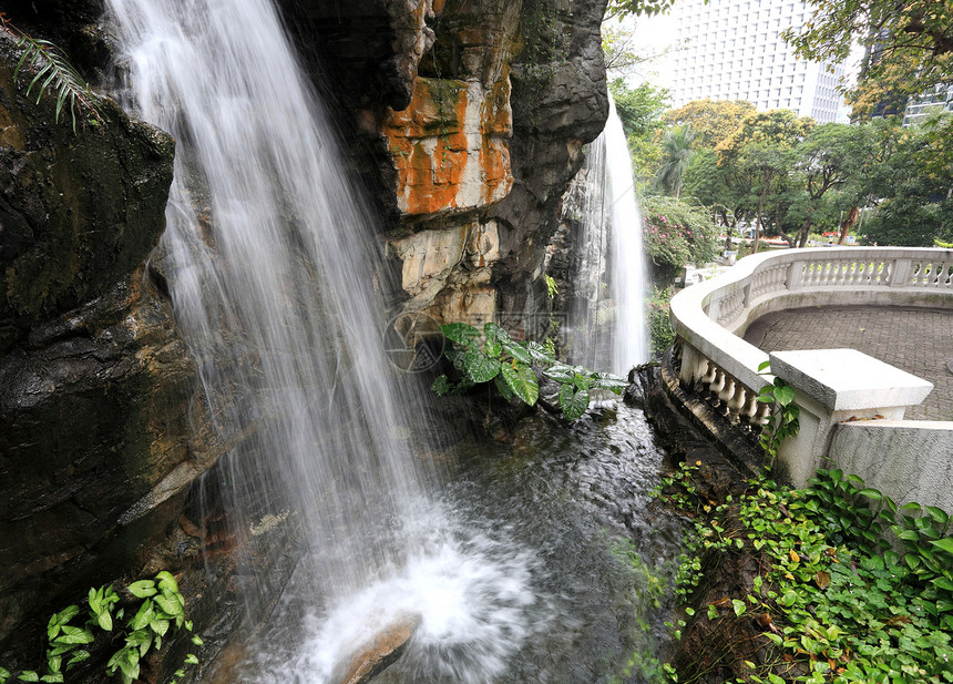 公园的瀑布环境石头幸福溪流流动阳光旅行场景蓝色植物图片