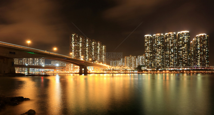 晚上在香港的住宅公寓楼 夜里天空场景天际紫色金融市中心港口城市蓝色血管图片