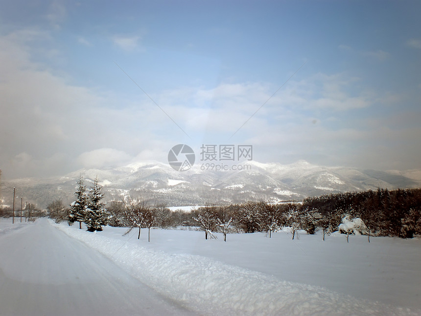冬季森林房子季节房屋树木冷冻旅行天空白色滑雪图片