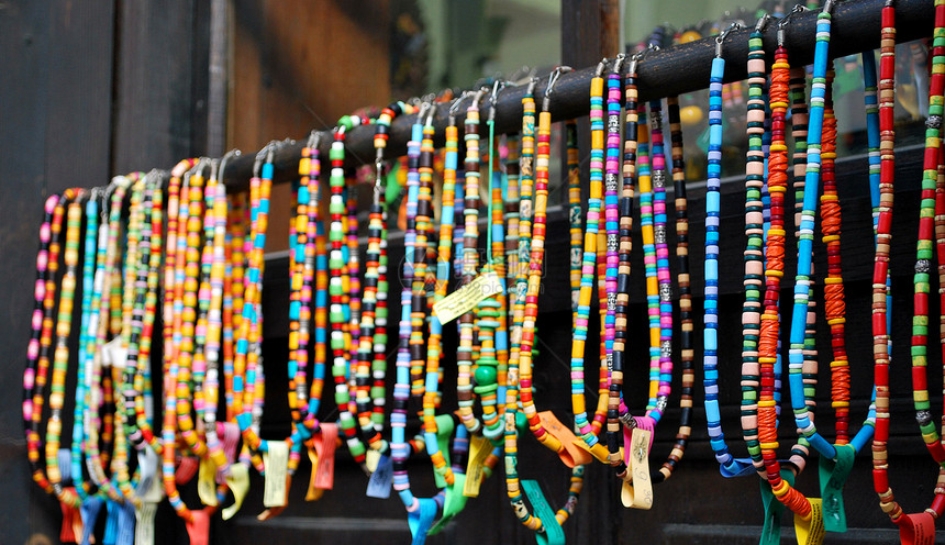 带珠珠的彩色手镯和项链宝石配饰艺术品玻璃珠子销售展示礼物市场女性图片