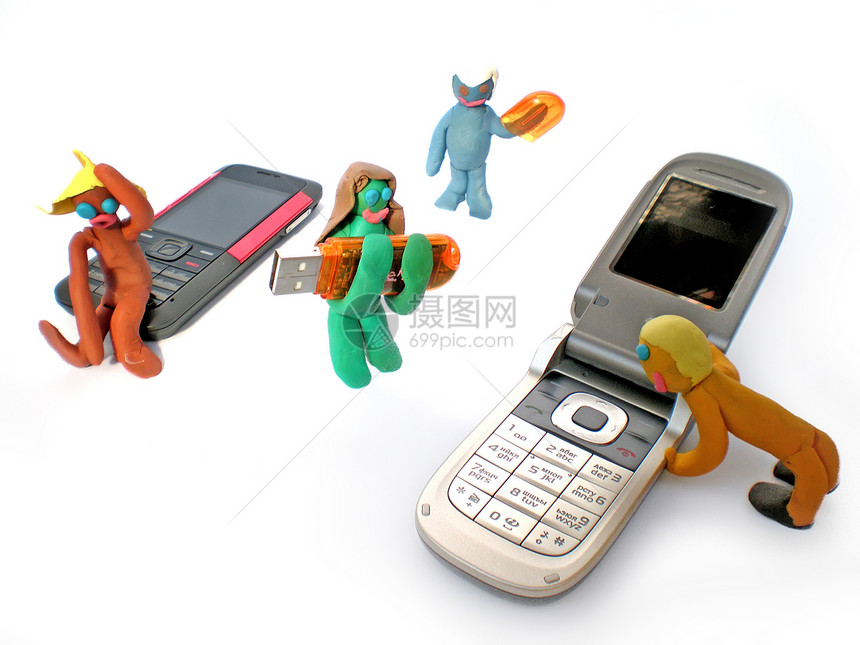 带手机和Usb闪光灯的塑料人数字商业蜡色团队黏土技术团体塑像白色乐趣玩具图片