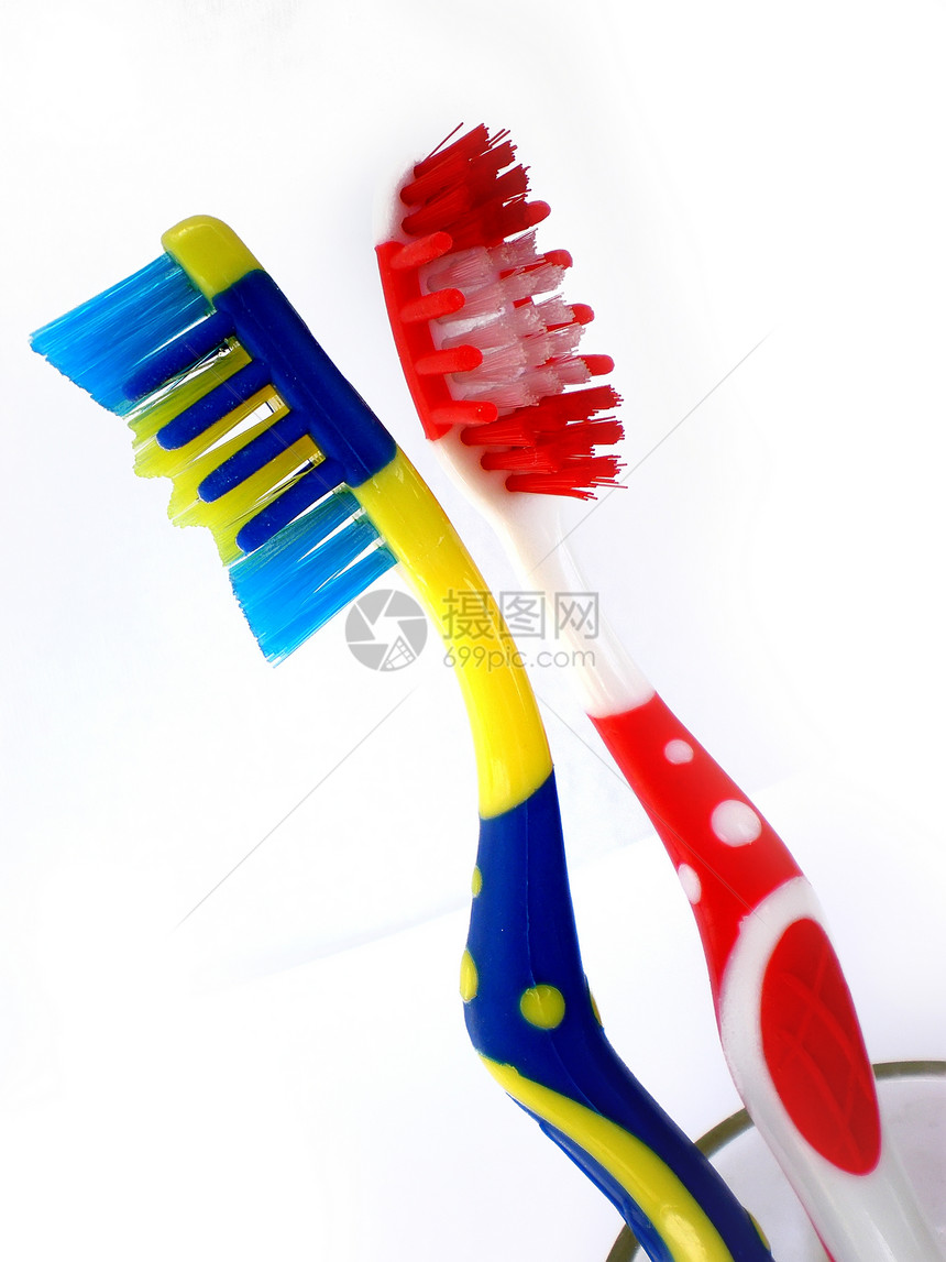 白色背景上孤立的牙刷擦洗牙科牙医红色口服卫生牙齿凝胶刷子蓝色图片
