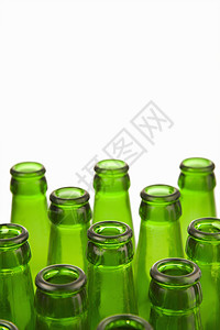 近距离拍摄一组绿色玻璃瓶子收藏摄影回收画幅静物啤酒杯背景图片
