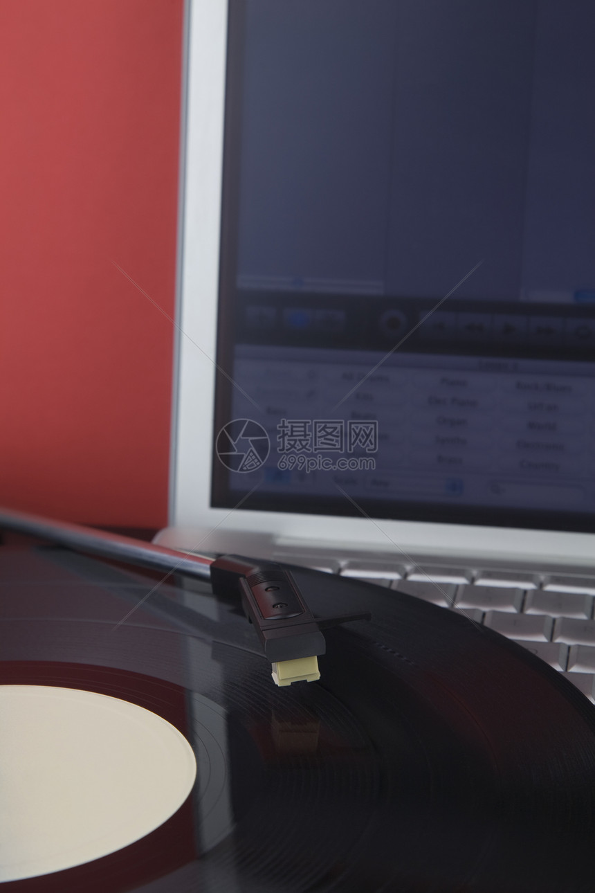 黑色黑乙烯基唱片的录音播放器特写时电脑音乐转盘空间音频模拟纺纱设备红色显示屏图片