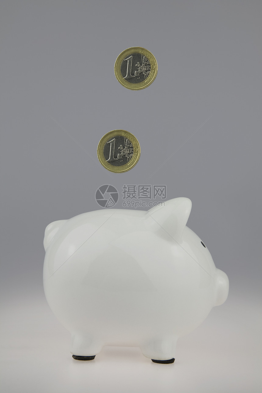白猪银行 一欧元硬币从上往下倒 头朝下储蓄白色运动联盟金融空格处摄影财政存钱罐速度图片