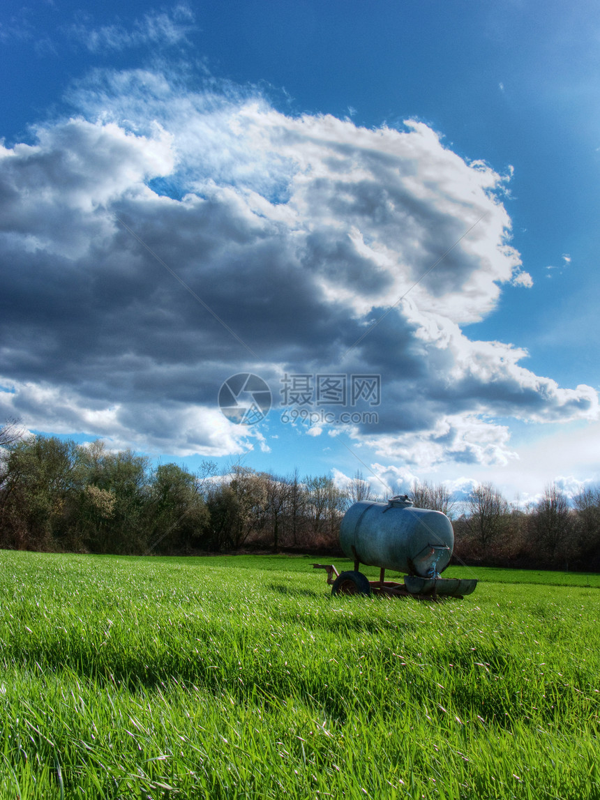 国别场景风景饮水器轮子植物金属牧场农村树木草地荒野图片