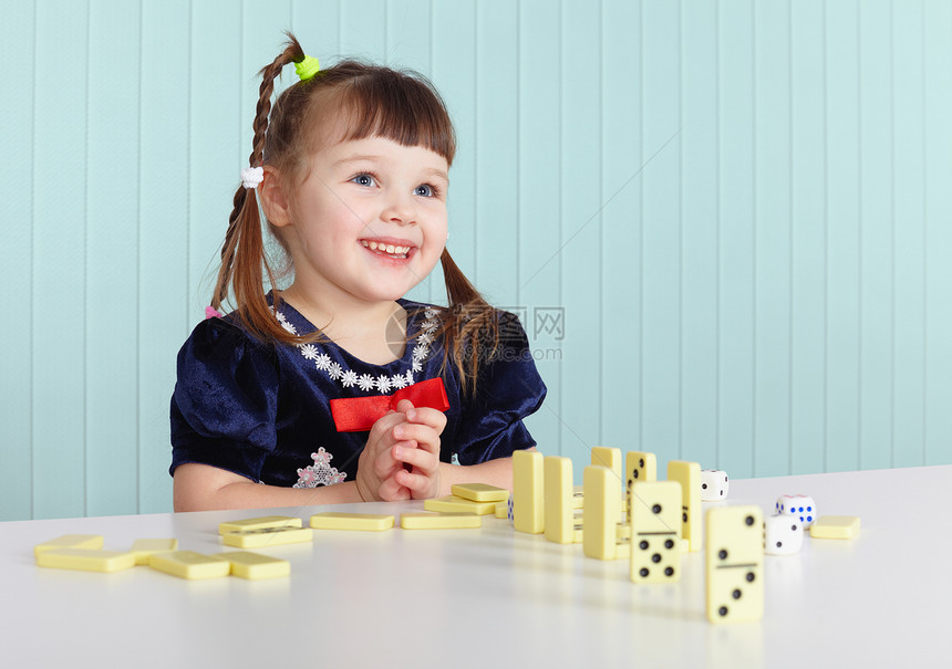 玩玩具的快乐儿童女孩裙子桌子孩子白色笑脸蓝色柜台游戏团体图片