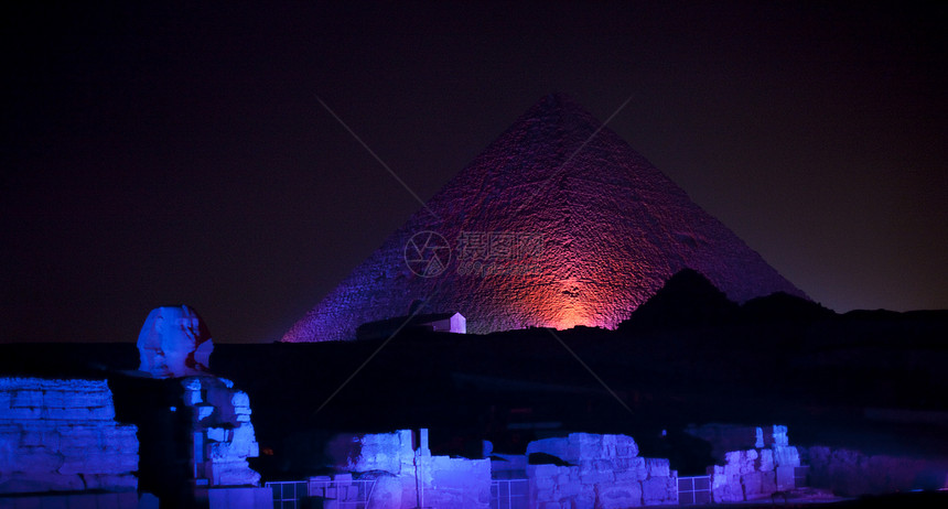 彩色灯光照明 Sphinx和金字塔艺术品蓝色几何学建筑学法老石头文化古董日落三角形图片