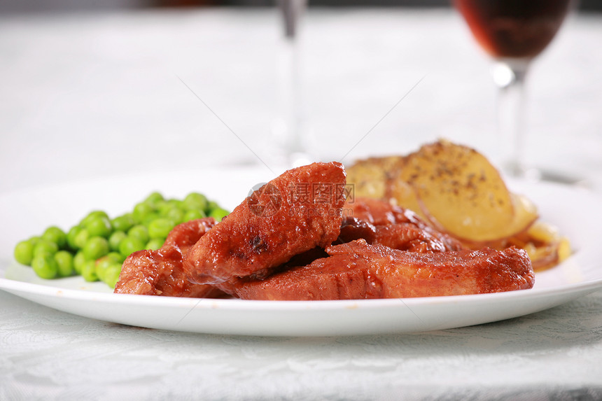 烧烤猪肉果汁高脚杯玻璃小菜土豆盘子桌布蔬菜食物图片