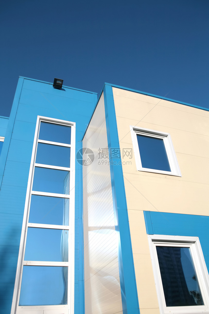 新大楼窗户白色玻璃蓝色框架褐色反射建筑照片图片
