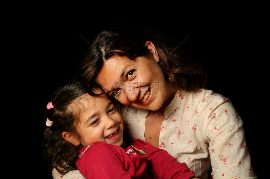 母亲和女儿女孩幸福友谊乐趣家庭孩子孩子们女士图片
