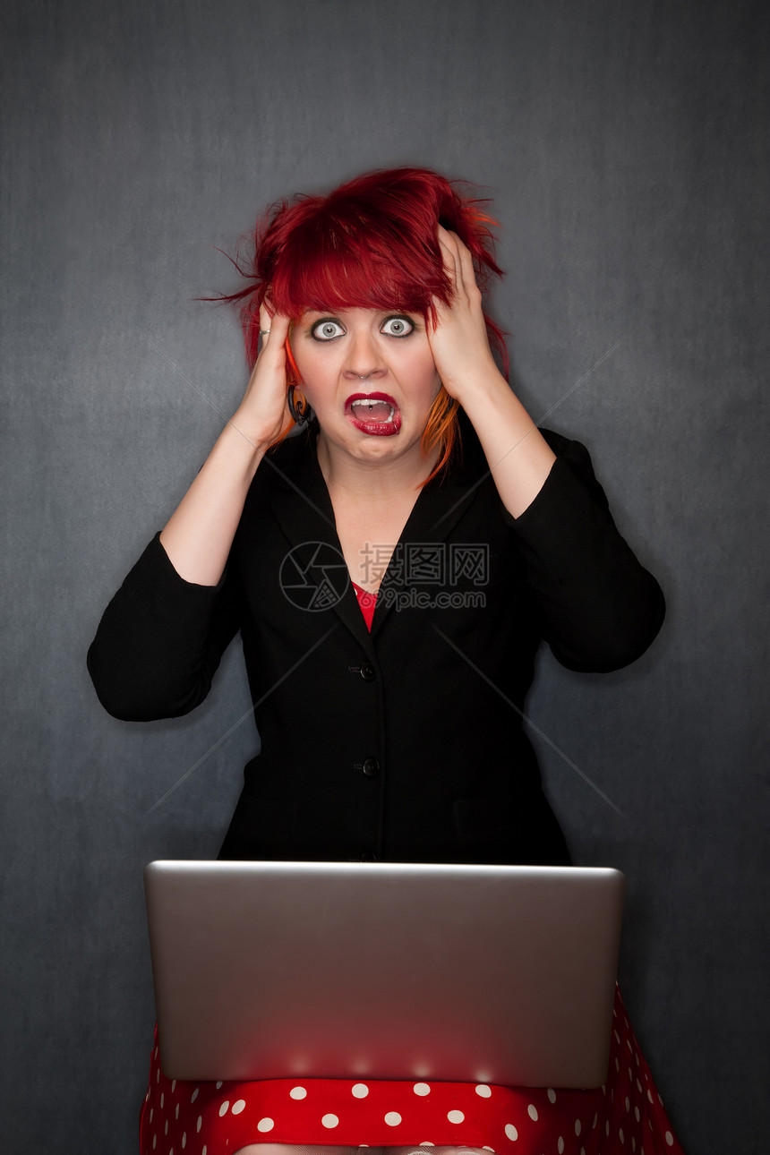 用笔记本电脑带红发的无眼女孩圆点裙子夹克潮人冲孔碰撞互联网女士染料惊喜图片