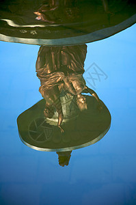 水上反射的雕像高清图片