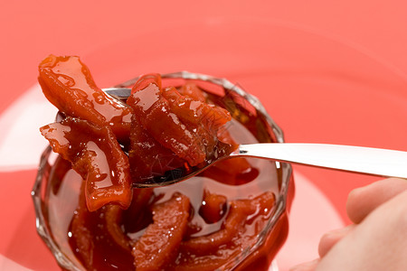 福朋自自自制造果酱食物甜点养护水果勺子红色背景