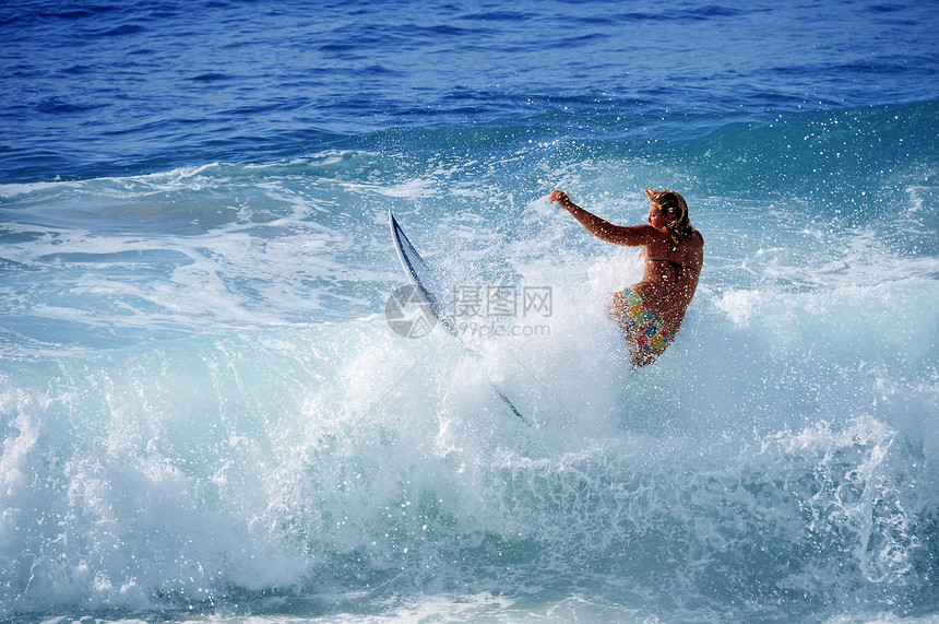 2008年10月21日 Surfer女孩在训练时坠落成波图片