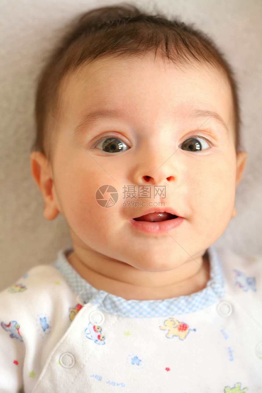 宝宝惊讶的婴儿微笑男生儿子头发外邦照片笑声孩子眼睛图片