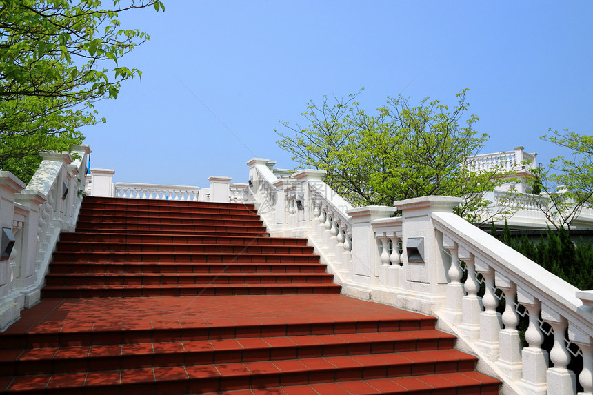 欧洲风格建筑 楼梯梯橙子地面花园晴天大教堂白色红色蓝色天空栅栏图片