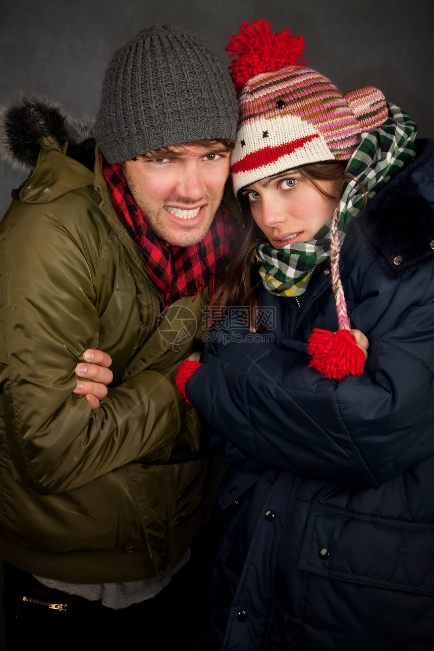 聚在一起的情侣女性丈夫帽子围巾寒冷男人成人夫妻潮人夹克图片