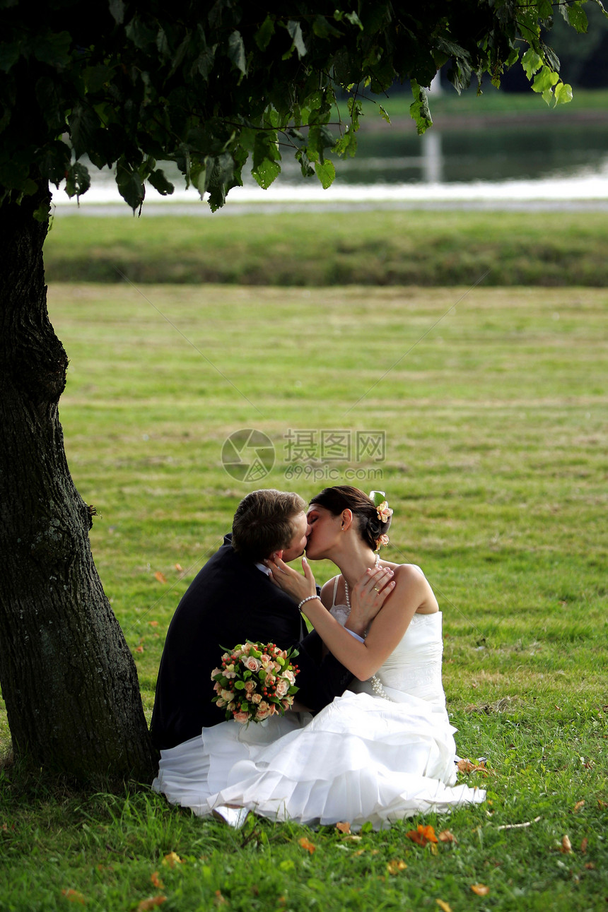 新婚夫妻恋爱接吻图片